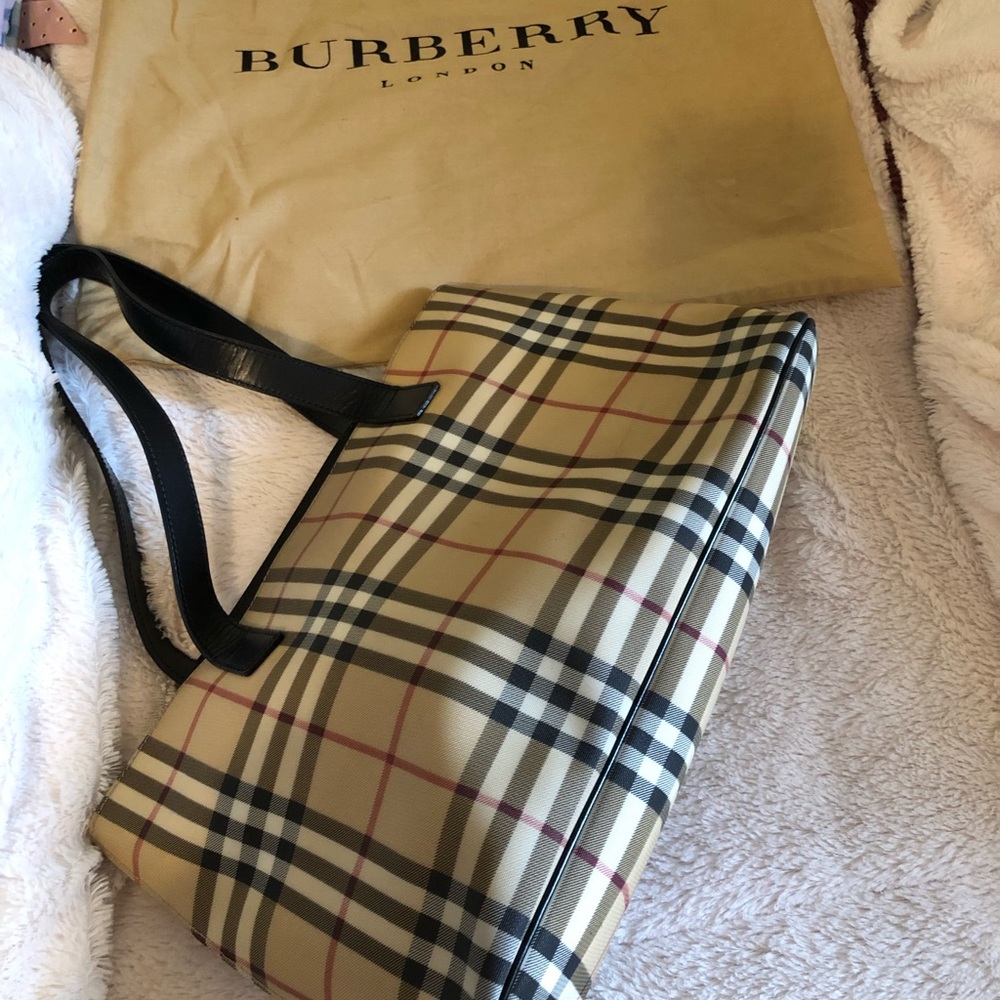Like new authentic Burberry shoulder bag.